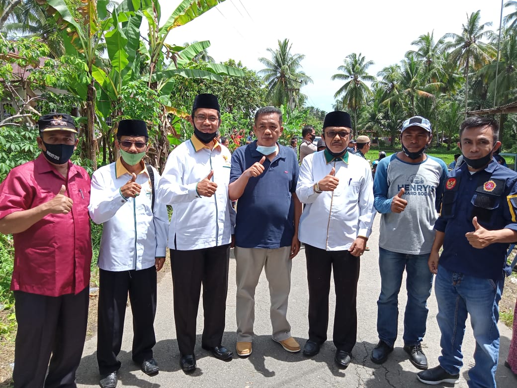 <p>Foto bersama Ketua DPRD dan Ketua Karang Taruna Kabupaten Padang Pariaman sesat penyerahan bantuan RTLH untuk Mulyani di Lareh Nan Panjang VII Koto. 19/9/2020</p>