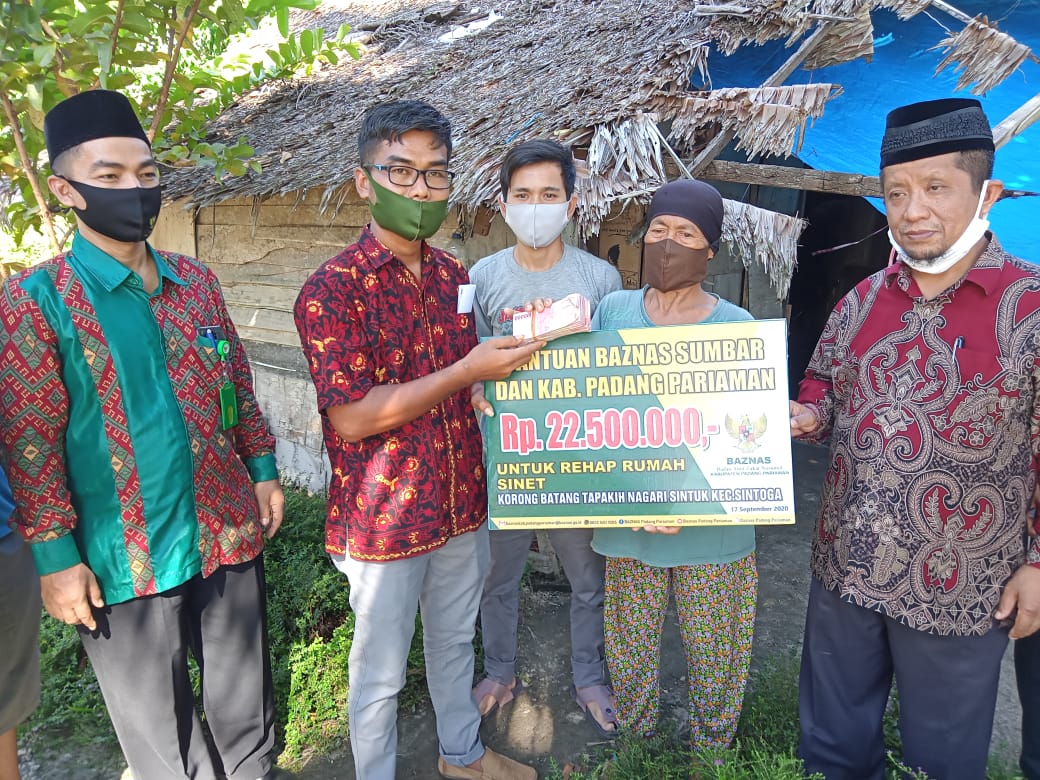 <p>Dr. Syafruddin Alimi K, Waka II BAZNAS Provinsi Sumatera Barat dan Dr. Rahmat Tk Sulaiman, MM, Ketua BAZNAS Kabupaten Padang Pariaman Menyerahkan Bantuan Rehap Rumah kepada SINET. 17/9/2020</p>