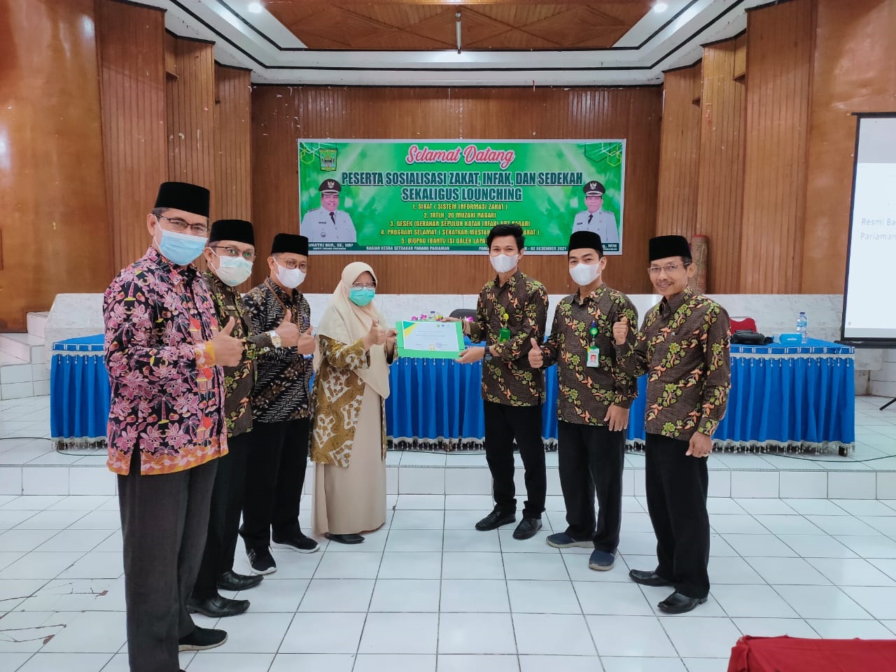 <p>Pemberian piagam Penghargaan kepada staf Baznas Padang Pariaman yang berkompeten yaitu Mu'tasim billah syani. </p>